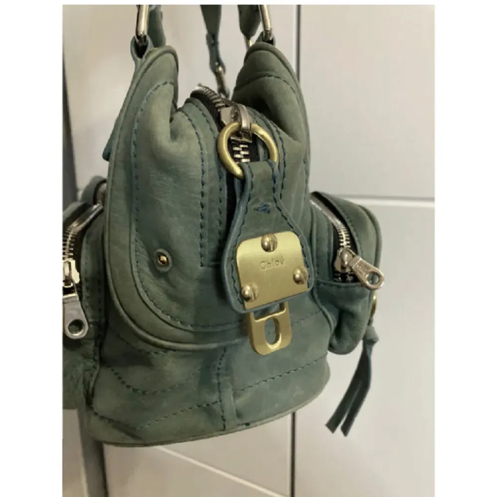 Chloe Paddington väska köpt på Vestiaire förra året för ca 1500kr men inte kommit till användning för har så mycket andra väskor. Färgen är turkos men vissa säger att den ser grön eller blå ut. Pris kan diskuteras 🩷. Väskor.