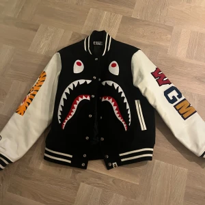 Bape varsity jacka - Aldrig använt jackan. Helt nytt skikt. Den har bara legat i garderoben i ett år. Tyvärr inget kvitto.
