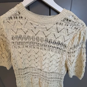 Sommar tröja  - Beige sommar tröja från zara finns inte kvar, Storlek S. Köpte för 599 säljer för 299, Använt 1 gång