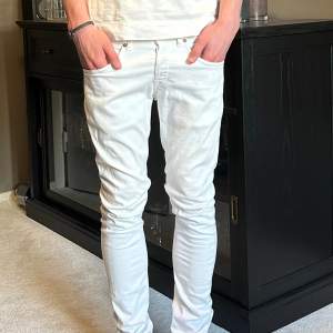 Ett par vita dondup jeans modell George i storlek 30. Jeansen är köpta förra året på nk i Göteborg. Skick är 9/10, nästan oanvända. Hör av dig vid frågor!