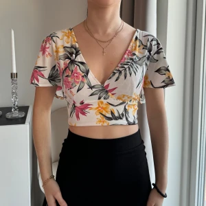 Blommig topp - Topp från H&M divided. Strl XS, bra skick. Passar bättre storleksmässigt på någon som bär XXS.