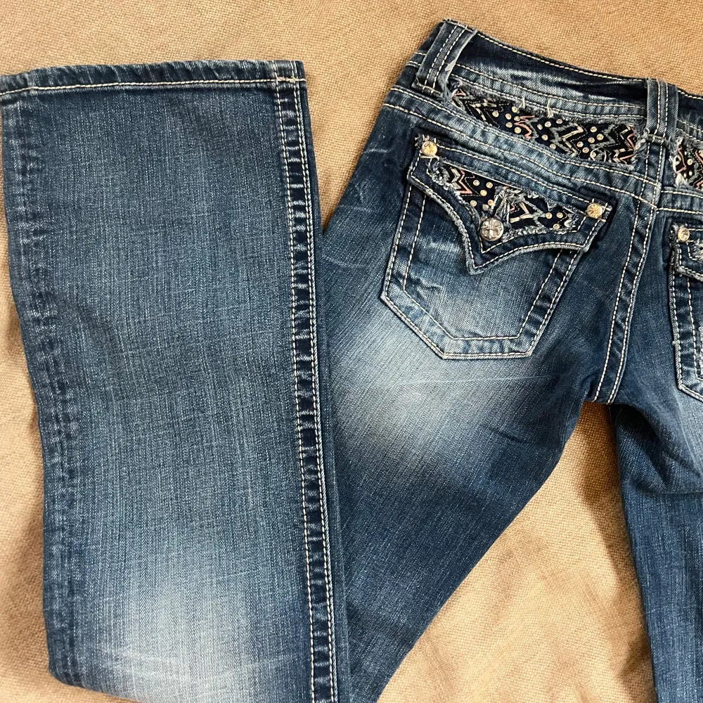 Helt nya lågmidjade bootcut miss me jeans i perfekt skick! Dom är i storlek 26. Hör gärna av er vid frågor eller för mer bilder💞                                                       🤍midjemått: 76 cm🤍Benlägnd: 81 cm   Gmail: trendigaklader@gmail.com. Jeans & Byxor.