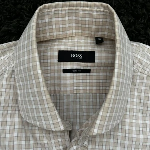 Hugo Boss Skjorta - Riktigt fräsch Skjorta som är perfekt för de varma vädret☀️ Storlek 41 16 / L