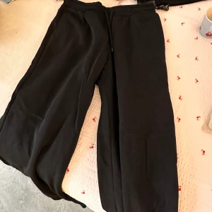 Mjukisbyxor  - Svarta basic mjukis, inga tecken på användning. 