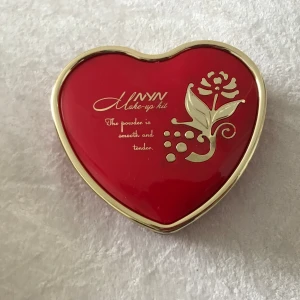 Perfekt Resande Skönhet Makeup Set  - Paket med 3 lager inklusive ögonskugga, konturpulver, läppstift och små borsta  Mått ca 11.00*10.00* 3.50 cm Helt ny 