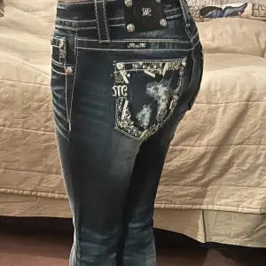 Helt nya lågmidjade bootcut miss me jeans i perfekt skick! Dom är i storlek 26. Hör gärna av er vid frågor eller för mer bilder💞                                                     🤍midjemått: 79 cm🤍Benlägnd: 85 cm     Gmail: trendigaklader@gmail.com