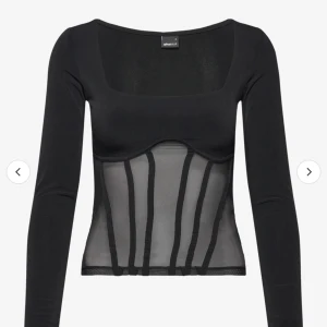 fin festtopp - superfin svart festtopp från gina💕endast använd en gång, så i stort sett som ny🥰sitter jättesnyggt på, skriv för mer bilder 💕