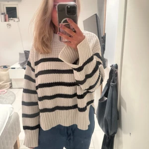 Randig tröja Gina - Svartvit grov stickad tröja från Gina