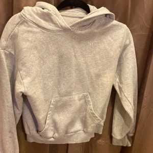 grå hoodie - Grå välanvänd hoodie med ficka framtill, inga tecken på fläckar eller slitage.