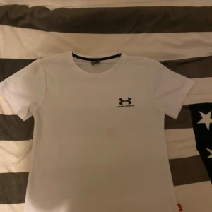 Under armour tshirt - Under armour tröja i storlek S 