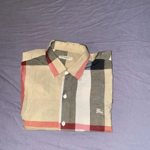 Blueberry skjorta  - Ganska bra skick, självklart äkta, säljer då det inte passar min stil längre. Pris går att diskutera.