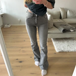 Jeans från Gina tricot - Säljer ett par oanvända jeans från Gina tricot, dock utan lapp. Storlek 36 🧚🏼‍♀️💕