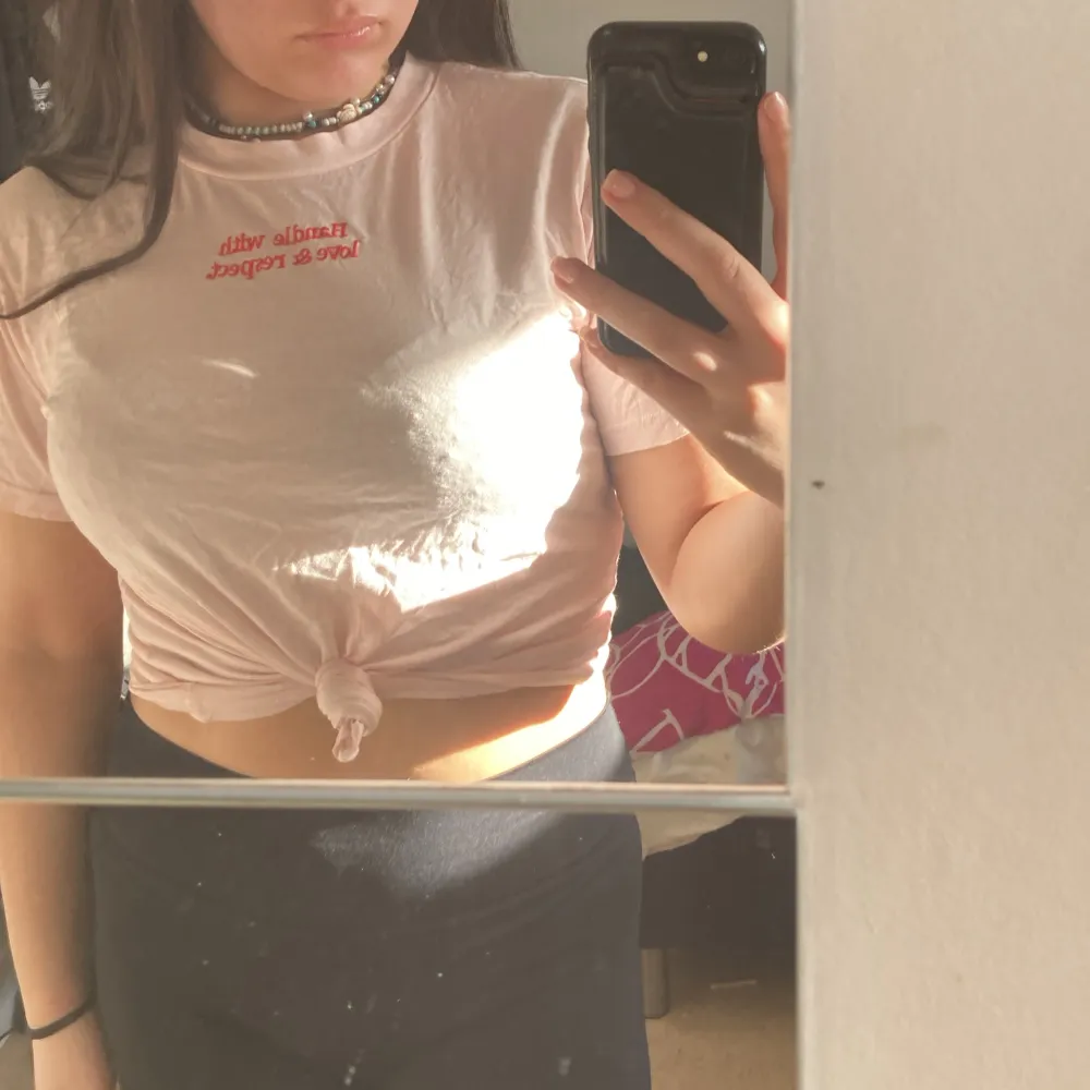 en typisk rosa Basic t-shirt som man kan ha på sig på sommaren när det är varmt ute väldigt lätt inte något extremt bara en vanlig rosa t-shirt✨ på tröjan så står det handle with love and respect🩷✨. T-shirts.