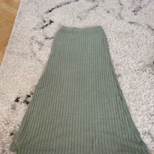 Kjol -  Grön mjuk skön kjol lång med slits vid benen så det är lättare att röra på sig 