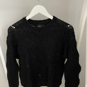 Stickad tröja från Only - Svart stickad tröja från Only i storlek XS. Använd fåtal gånger så mycket bra skick✨ Köparen står för frakten, kan mötas upp i Kalmar!