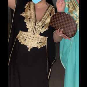 Marockans klänning - Säljer min klänning som är köpt i Marocko när jag va på semester. Skriv privat för mer bilder, användes endast på resan en gång Storlek S för 400 pris kan diskuteras 