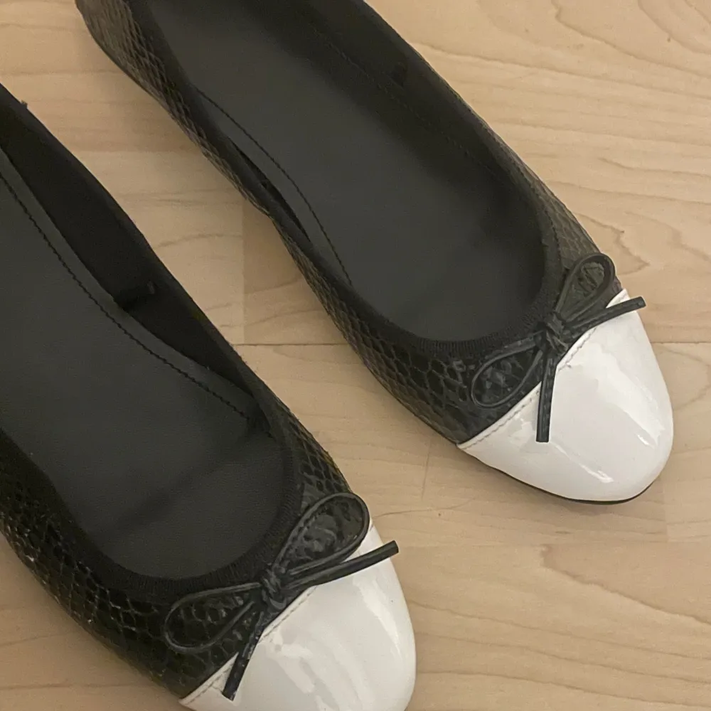 Säljer dessa jättesöta ballerina skor ifrån Hm. I storlek 37 och tror de är slutsålda. Säljer eftersom de är för stora för mig💕 Använda en gång!. Skor.