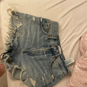 Jeans shorts  - Säljer dessa populära jeans short från zara. Säljer pågrund av att dom är förstora!