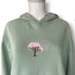 Hoodie  - Hoodie, fint skick. Skulle säga skicket är 7/10. Hoodiesnörena saknas! Lite urtvättad. MÅTT: Axel till axel 57cm, ärmlängd 55cm, armhåla till armhåla 60cm & längd 63cm 