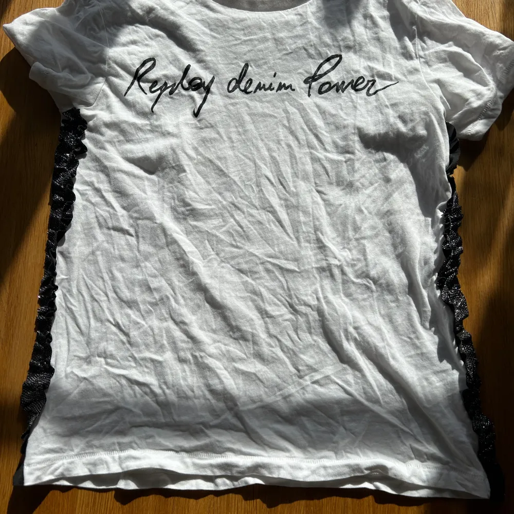 Säljer denna fina Replay T-shirt! Sällan använd. Säljer den då den inte komme till användning. Inga skador eller så!!!. T-shirts.
