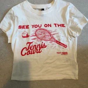 Crop top  - Super söt och snygg men jag är lite för stor för den.