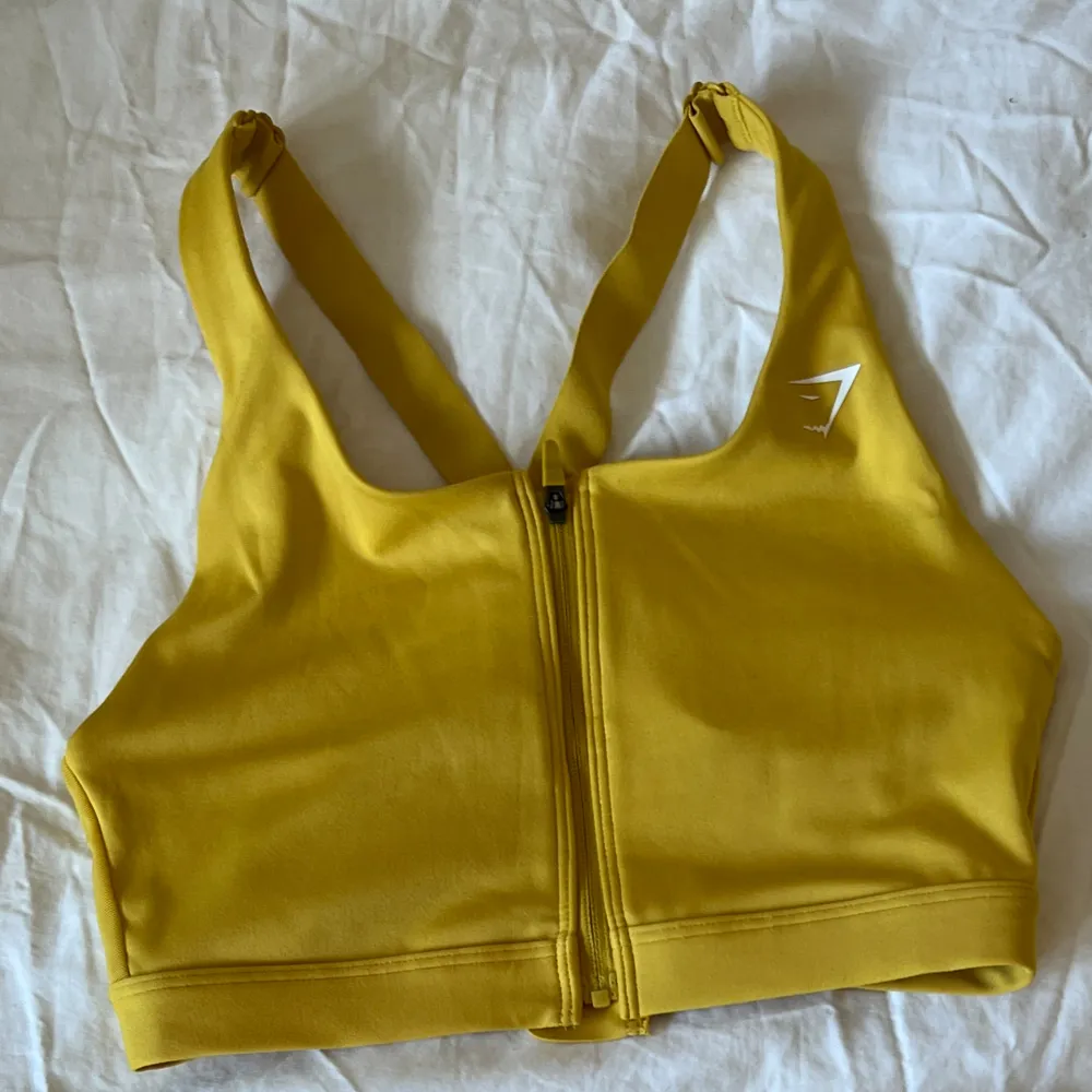 Ett gult träningsset från gymshark i butter soft material, i storlek xs men passar även en som har s. Sport & träning.