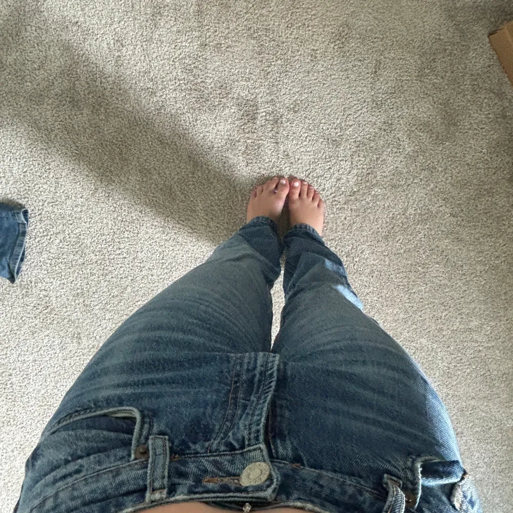 Straight jeans från zara i jätte fin tvätt, jag är 161🤍. Jeans & Byxor.