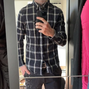 Lee skjorta - En Lee skjorta som är i bra skick, Tycker själv om dess passform. Köpa helt ny kostar runt 600-799kr. 