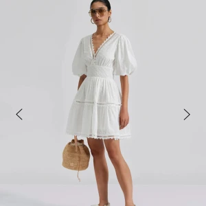 By Malina ”Elvira” Mini Dress - Säljer nu min superfina OANVÄNDA klänning från By Malina. Stl. L men passar mig som vanligtvis har M. 1800kr + frakt, kan tänka mig att gå ner i pris vid snabb affär. 