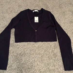 Kort kofta från Zara - Helt oanvänd prislappen är på. Färgen är marinblå. Storleken är M men är väldigt tight Xs och S.