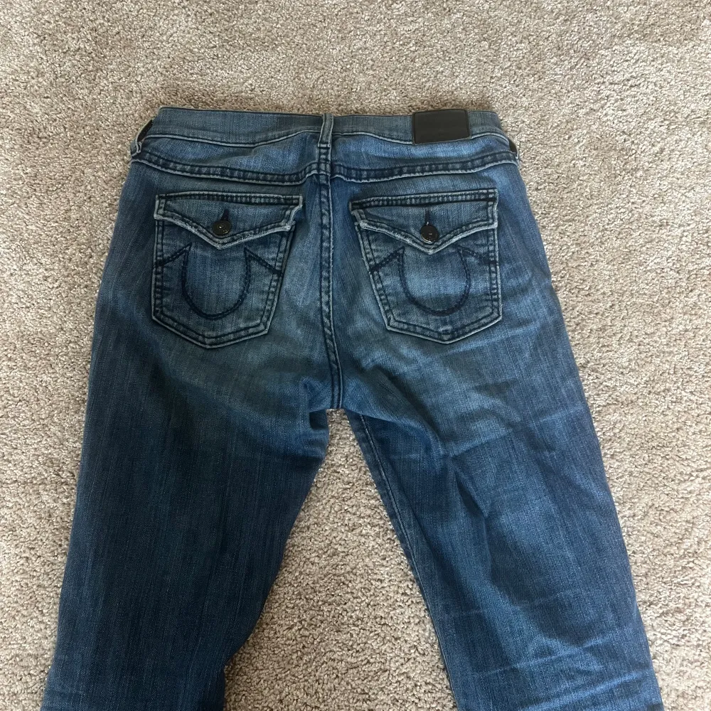 Super snygga true religion jeans som jag älskar men är lite för korta för mig nu tyvörr💓 skulle säga att dom passar nån som är 160-165 och sitter som stl S. Jeans & Byxor.