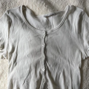 Tröja med knappar - En t-shirt som andvänd i bra skick, Alla knappar kvar. (Ingår inga extra) hör av er innan köp🫶🏼
