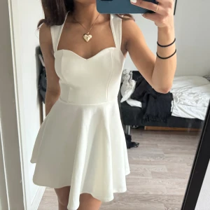 Studentklänning  - Superfin klänning med öppen rygg som passar perfekt till sommaren eller studenten🌸(har en liten defekt, kontakta mig för fler bilder)🩷