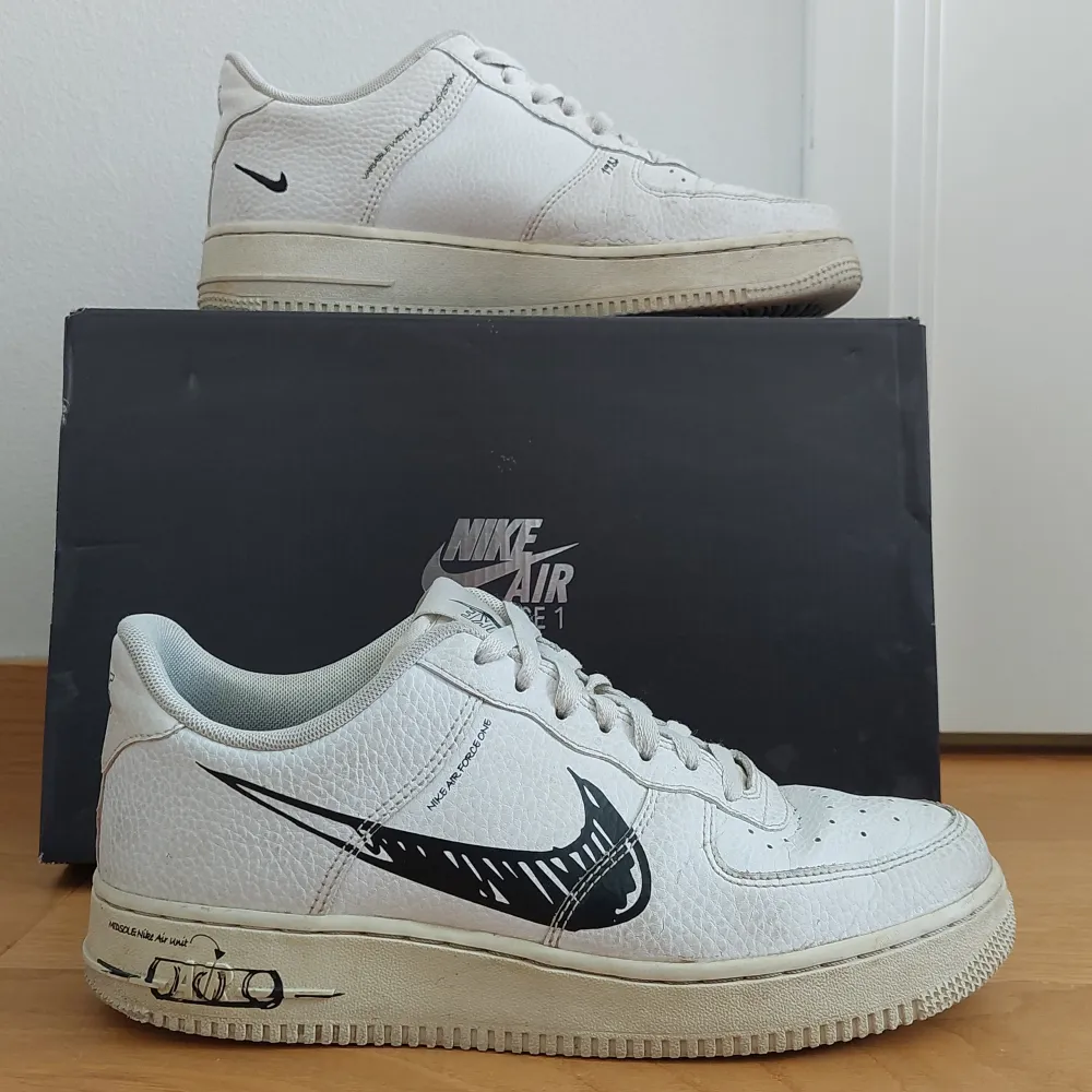 Fynda! Nike Air force 1 Sketch pack i använt skick! Sällsynta skor, kostar nästan 3000 på StockX.  Storlek 40  Kom med ett bud så löser vi ett väldigt bra pris!. Skor.