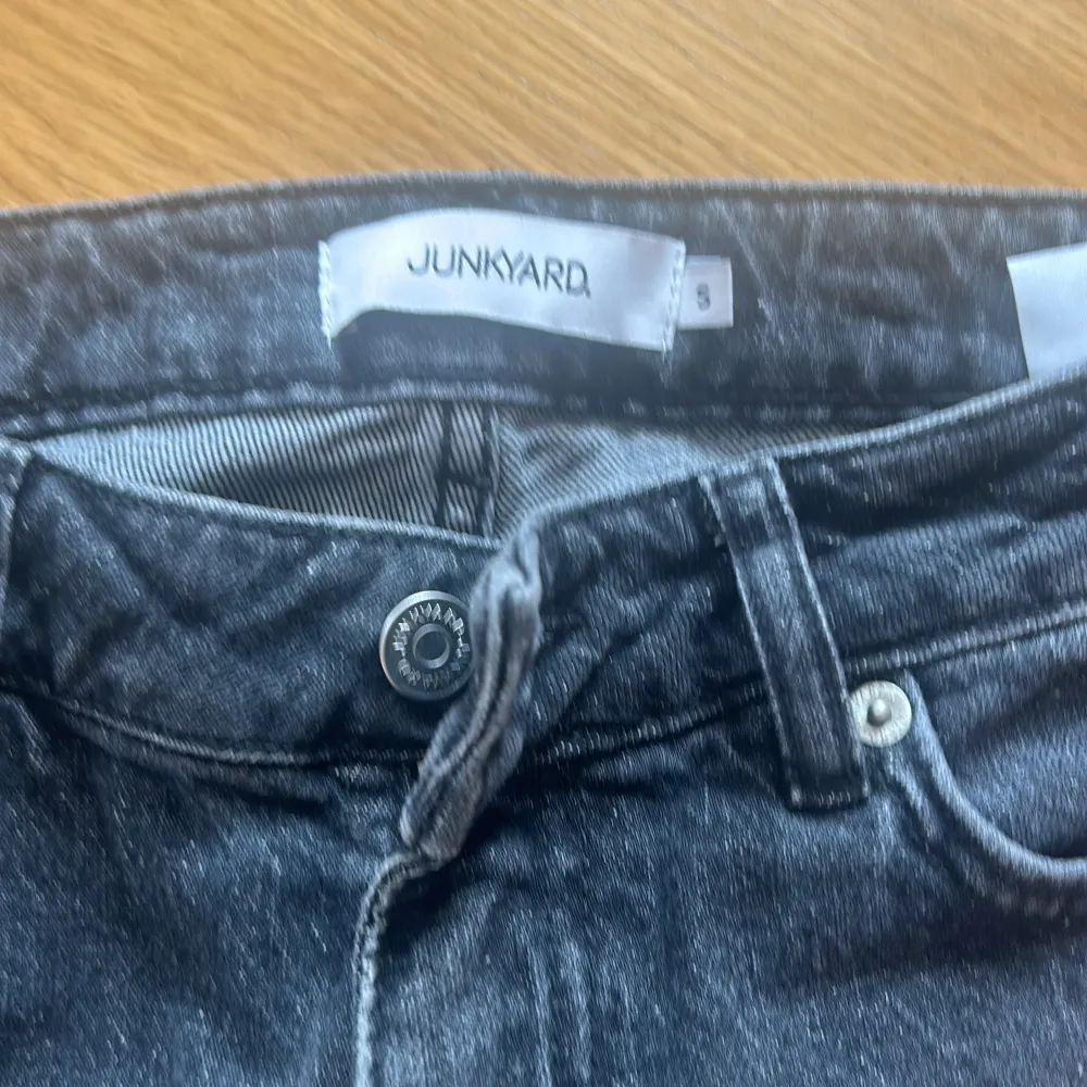 low waist straight lite för stora på mig därför säljer jag dem. skit snygga från junkyard. använda en gång . Jeans & Byxor.