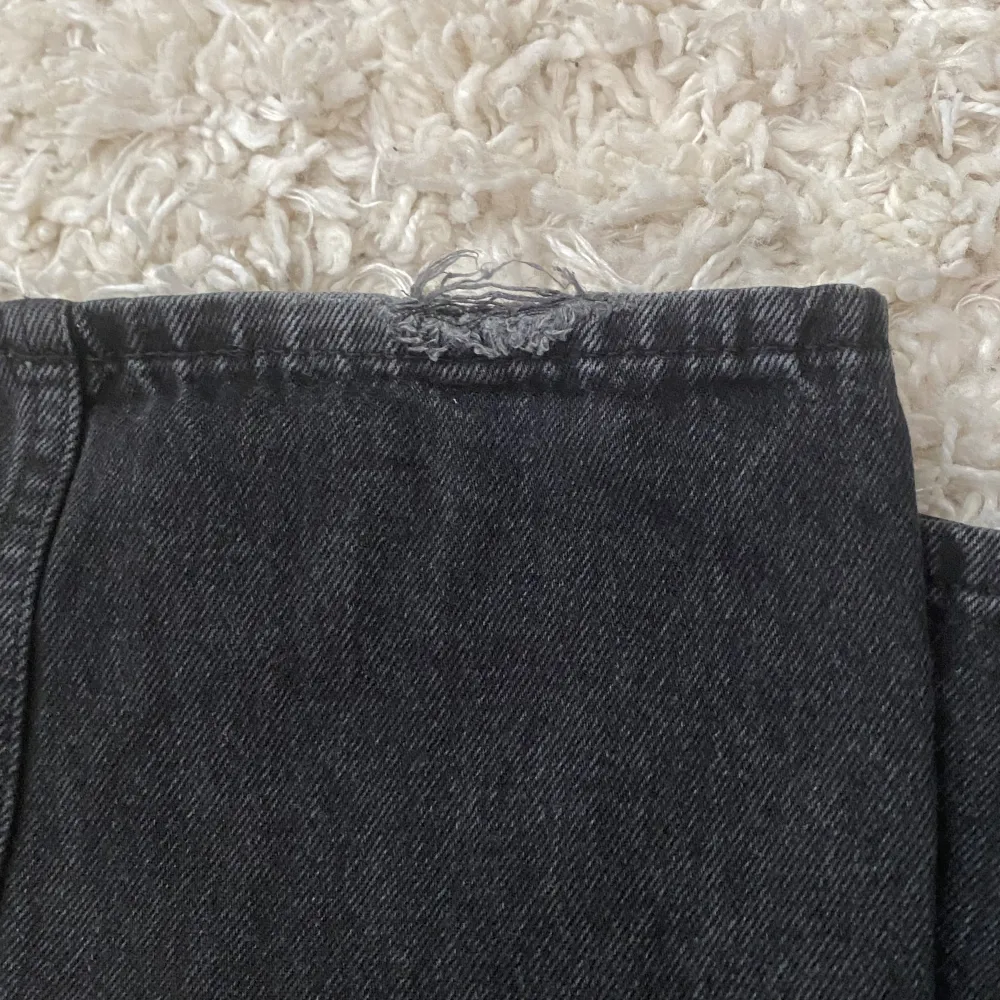 Lågmidjade jeans i midellen low arrow från weekday! I storlek 25/34 o knappt använda! Lite slitna vid hälen men inget som märks . Jeans & Byxor.