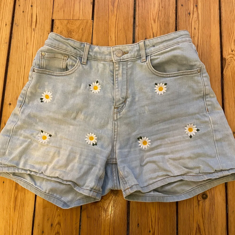 Säljer dessa blommönstriga jeansshorts då de inte längre passar.🌼. Shorts.