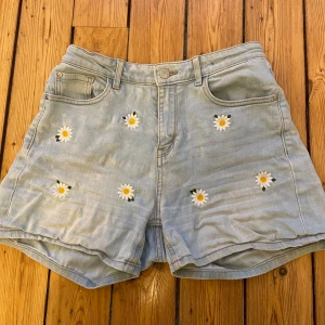 Jeansshorts  - Säljer dessa blommönstriga jeansshorts då de inte längre passar.🌼