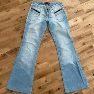 Säljer dessa vintage jeans. Suupersnygga!! Midjemått rakt över 36 cm och innerbenslängd 77 cm. 🩵