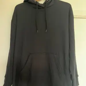 Lång svart hoodie för 100kr 