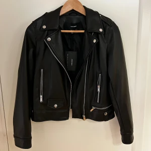 Helt ny Skinnjacka - Helt ny skinjacka från VERO MODA. Prislappen hänger kvar. Nypris: 499 kr