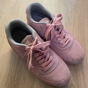 Rosa Nike Air - Ett par välanvända och fina Nike Air. Vi har lagt i nya sulor i då vi tyckte de gamla kändes slitna. Inga synliga märken eller slitningar. Fint skick. Storlek 36.