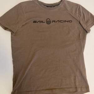 Superfin T-shirt från sail racing i perfekt skick. Använd sparsamt och inget slitage. 