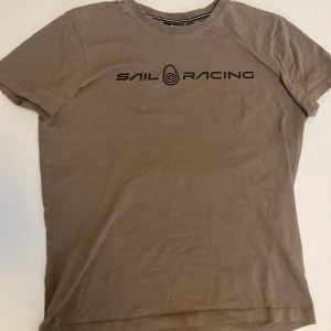Sail Racing Tröja - Superfin T-shirt från sail racing i perfekt skick. Använd sparsamt och inget slitage. 