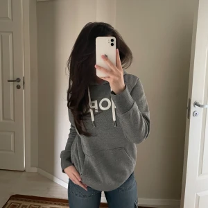 Björn Borg  - Supper fin grå, glittrig Björn Borg hoodie. Supper vacker och passar till allt. Säljer för att den inte har kommit till nån Användning 💕