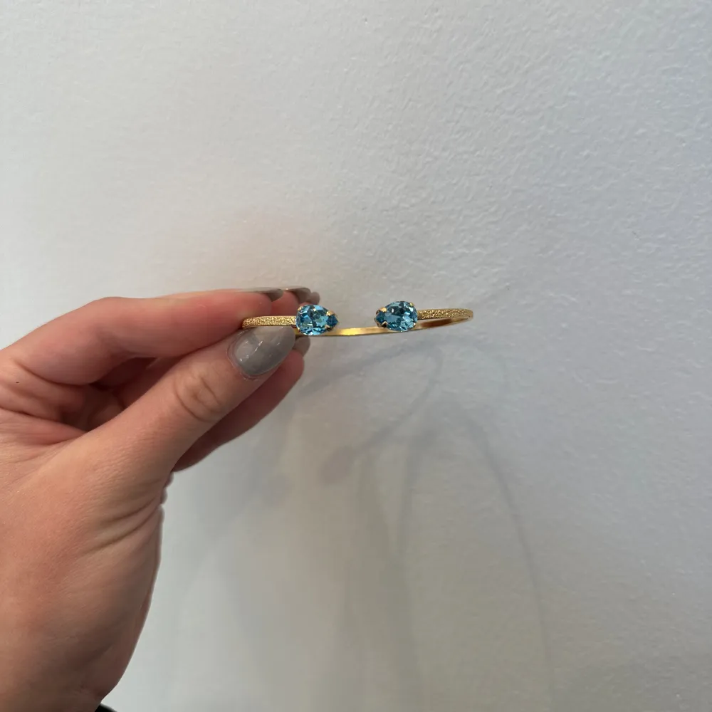 Säljer detta fina armbandet från Caroline Svedbom i modellen Petite drop bracelet i färgen aquamarine / Gold🩵inga defekter . Accessoarer.