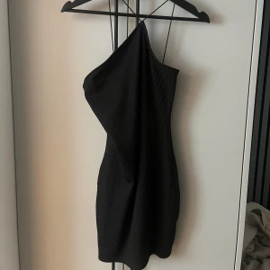 Svart tight klänning HM - Svart miniklänning från HM, använd en gång. Ribbad tight modell med band. 