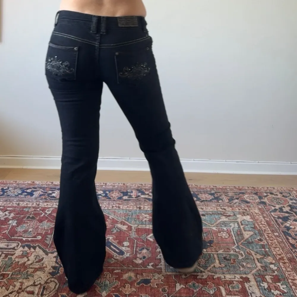 Så vilka svarta vintage jeans med coola detaljer. Midjemåttet är ca 76cm och innerbenslängden är ca 79cm. . Jeans & Byxor.
