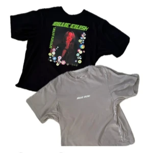 Billie Eilish merch - Uniqlo  - Säljer 2st T-shirts från Billie Eilish’s Uniqlo kollektion, fint skick! Båda för 100kr, eller en för 60kr! Köparen betalar frakten, kan även mötas upp i Hällefors eller Örebro! 