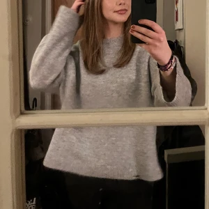 Stickad tröja Gina  - Storlek S, passar mig som normalt när XS. Fint skick.  200kr + frakt 